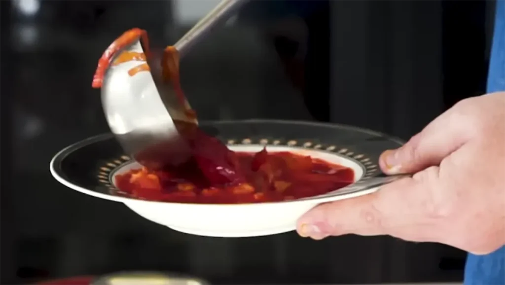 Подача готового домашнего борща по-ивлевски: наливаем суп половником в тарелку