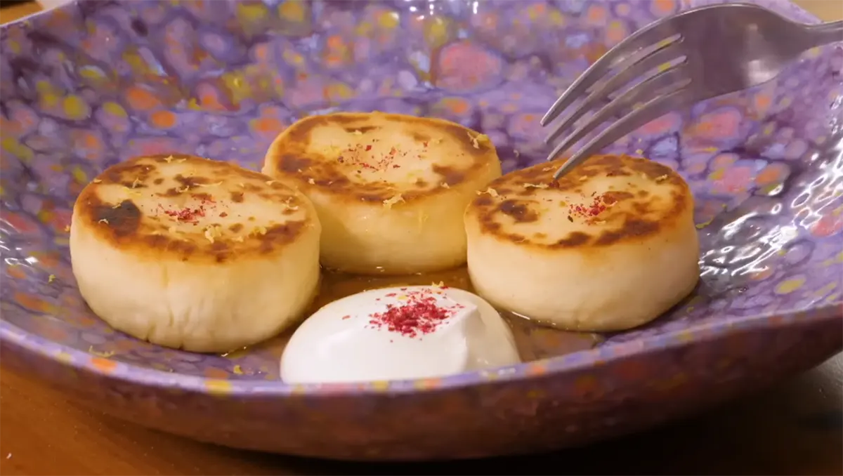 Золотистые сырники по рецепту Василия Емельяненко на тарелке