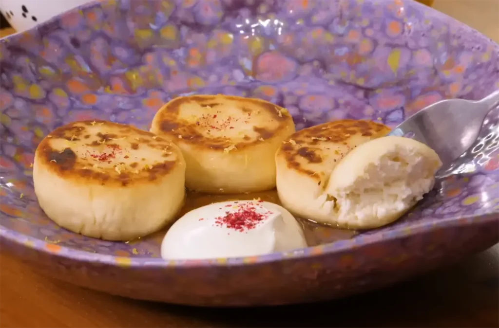 Нежная творожная текстура сырника в разломе — минимум муки